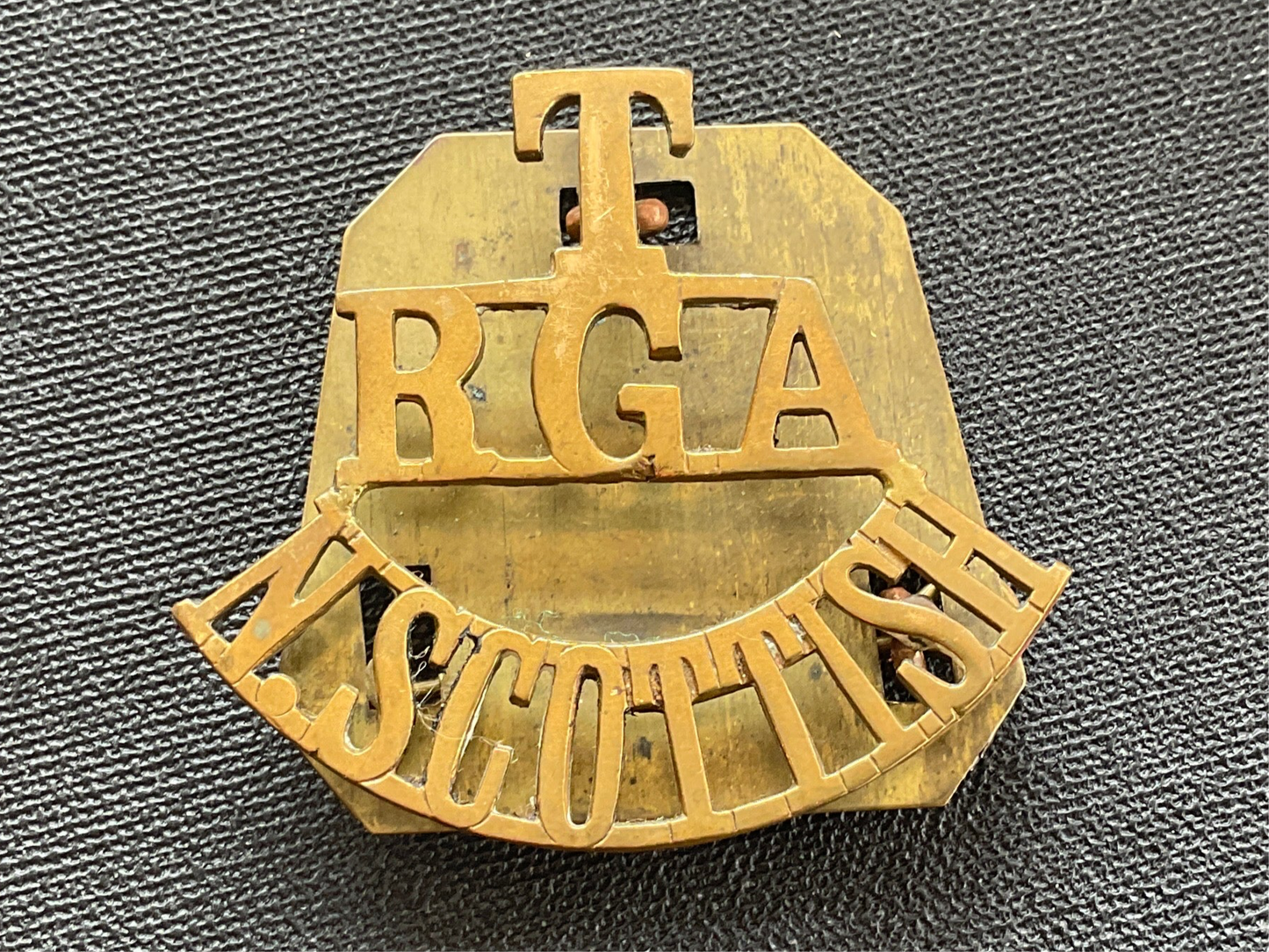 Gradia Militaria - WW1 T/RGA/N.SCOTTISH brass shoulder title.