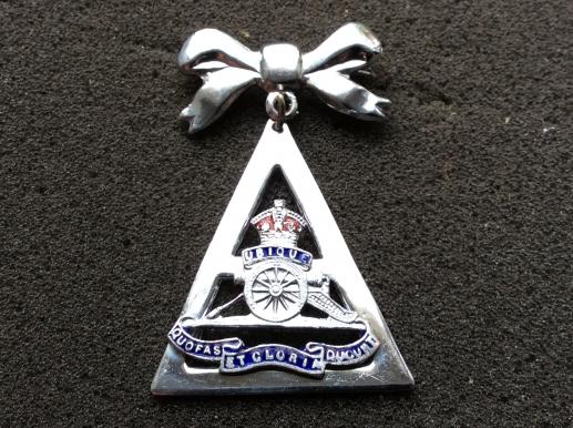 Gradia Militaria - WW2 Royal Artillery bow & triangle chrome Sweetheart
