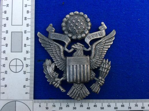 Gradia Militaria - 1950 issue U.S Air Force Officers peak cap badge, British Made.