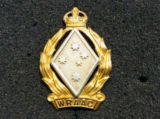 Gradia Militaria - K/C W.R.A.A.C cap / collar badge by Swann