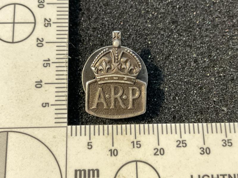 Gradia Militaria - Miniature 1938 hallmarked silver A.R.P button hole badge