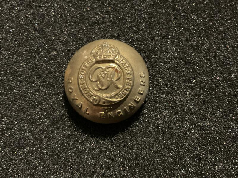 Gradia Militaria - WW2 R.E button by THE ARMY & NAVY SUPPLIES