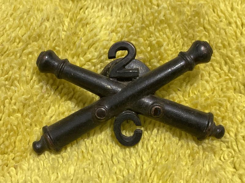 Gradia Militaria - WW1 U.S Army Battery C, 2nd Artillery Regiment hat badge