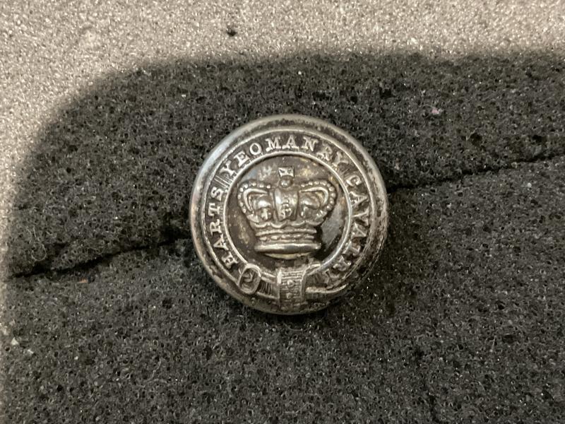 Gradia Militaria - Q.V.C Harts Yeomanry Cavalry officers hat button