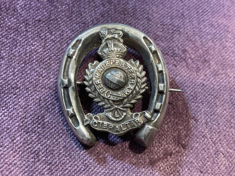 Gradia Militaria - 1919 dated silver R.M.L.I horse shoe brooch
