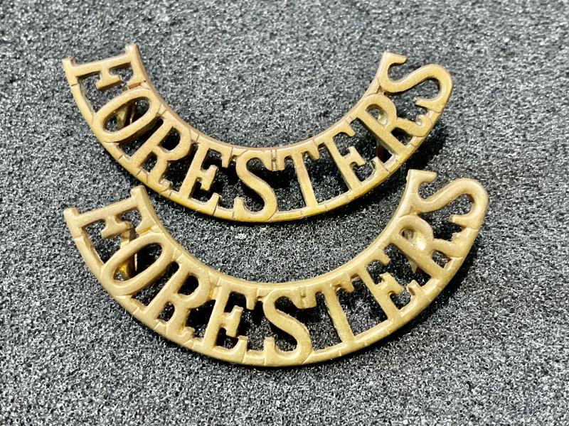 Gradia Militaria - WW1 FORESTERS brass shoulder titles