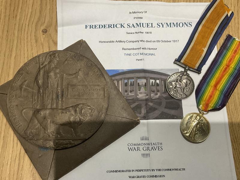 Gradia Militaria - WW1 Pair & Plaque; Pte F.S.SYMMONS H.A.C K.I.A