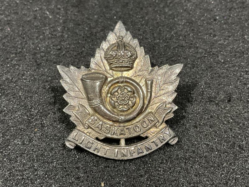Gradia Militaria - 1941 Hallmarked Saskatoon Light Infantry officers cap badge