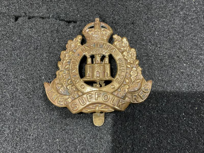 Gradia Militaria - WW1 The Suffolk Regt Brass economy cap badge