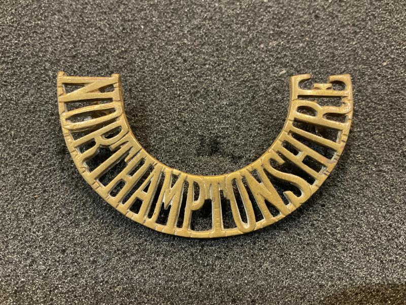 Gradia Militaria - WW1 Northamptonshire Regt brass shoulder title