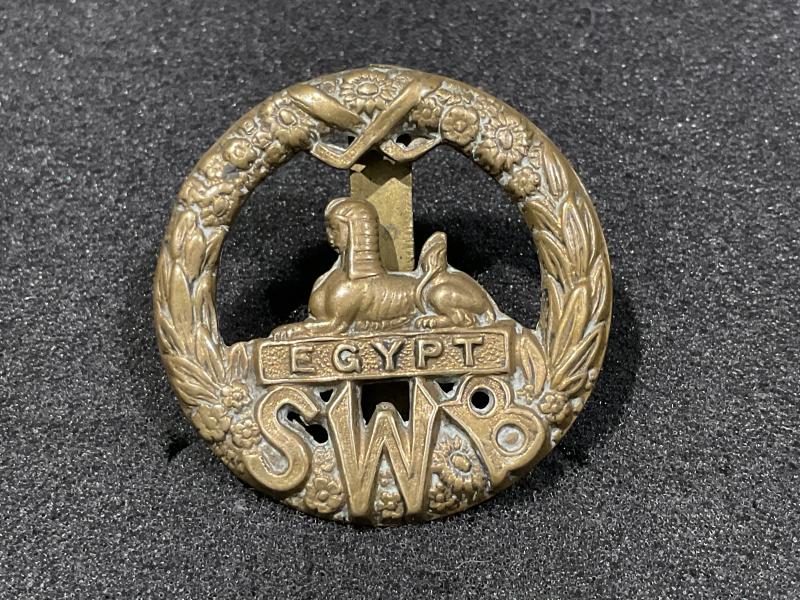 Gradia Militaria - WW1 South Wales Borderers brass economy cap badge
