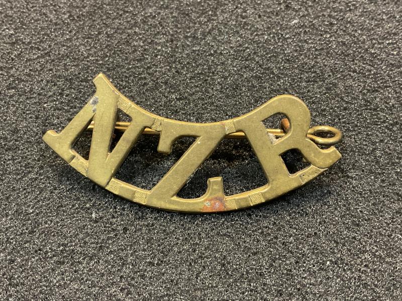 Gradia Militaria - WW1 Brass N.Z.R (New Zealand Regt) shoulder title