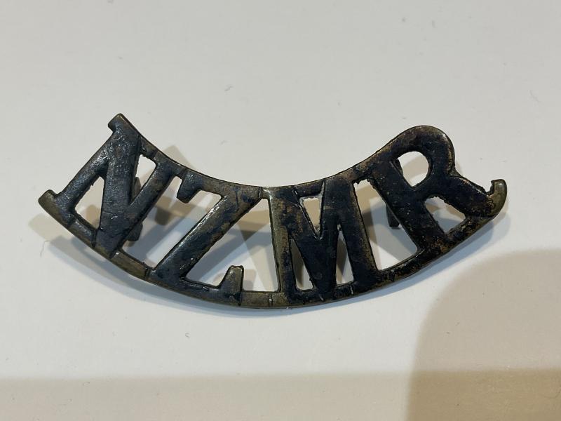 Gradia Militaria - WW1 N.Z.M.R brass shoulder title