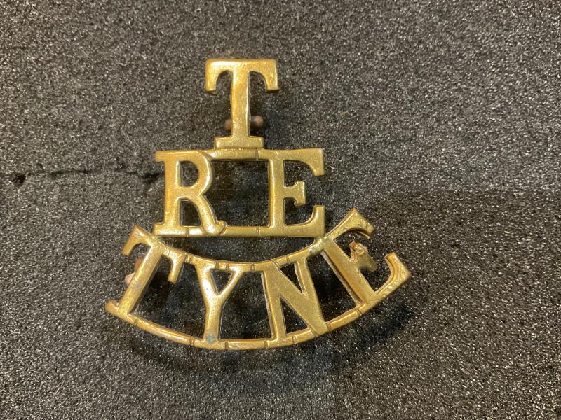 Gradia Militaria - Territorial Royal Engineers TYNE brass O.Rs shoulder title