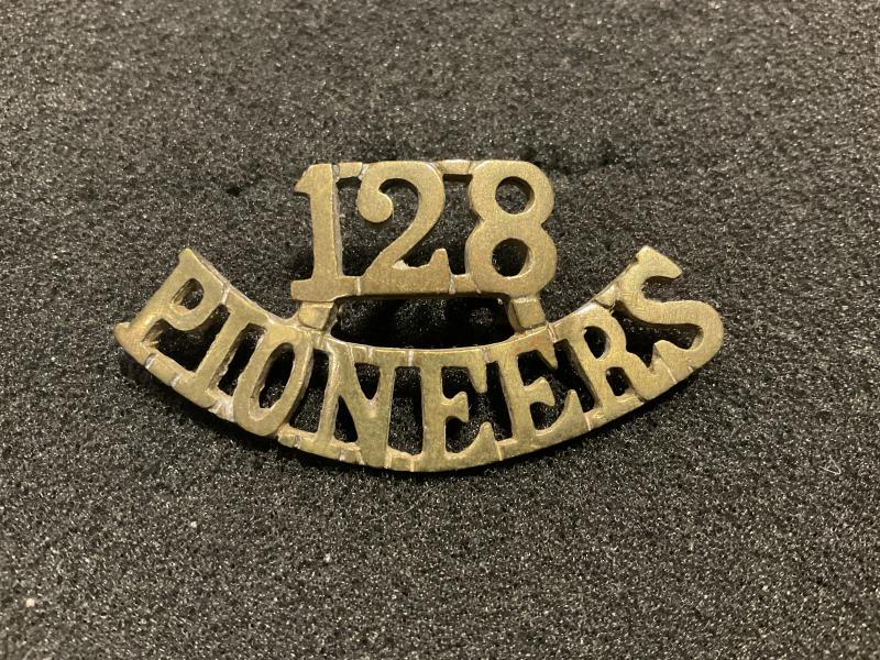 Gradia Militaria - 128th Pioneer Regt, Bombay Infantry brass shoulder title