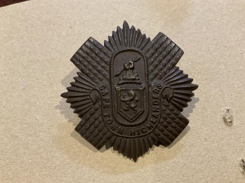 Gradia Militaria - WW2 S.A Cape Town Highlanders bronze glengarry badge