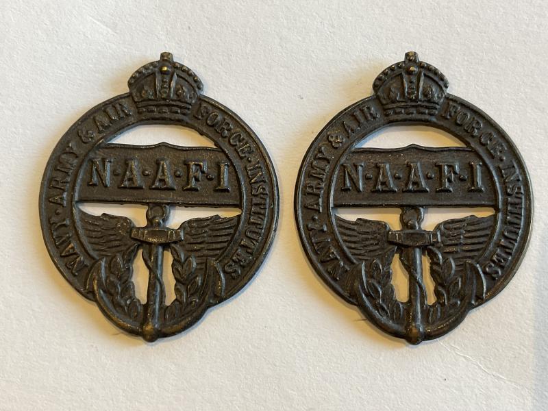 Gradia Militaria - WW2 N.A.A.F.I bronze collar badges.