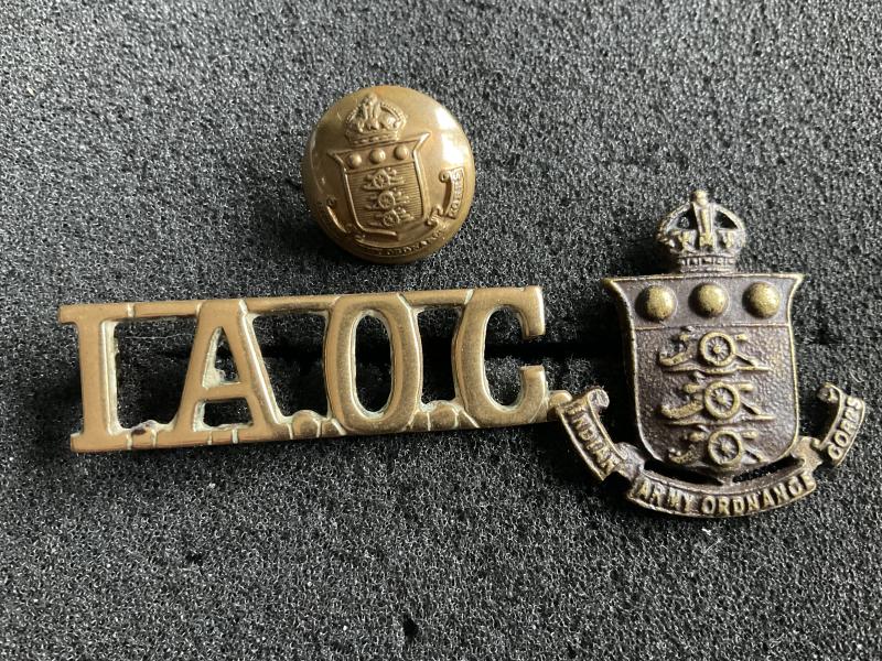 Gradia Militaria - WW2 I.A.O.C collar, shoulder title and button.