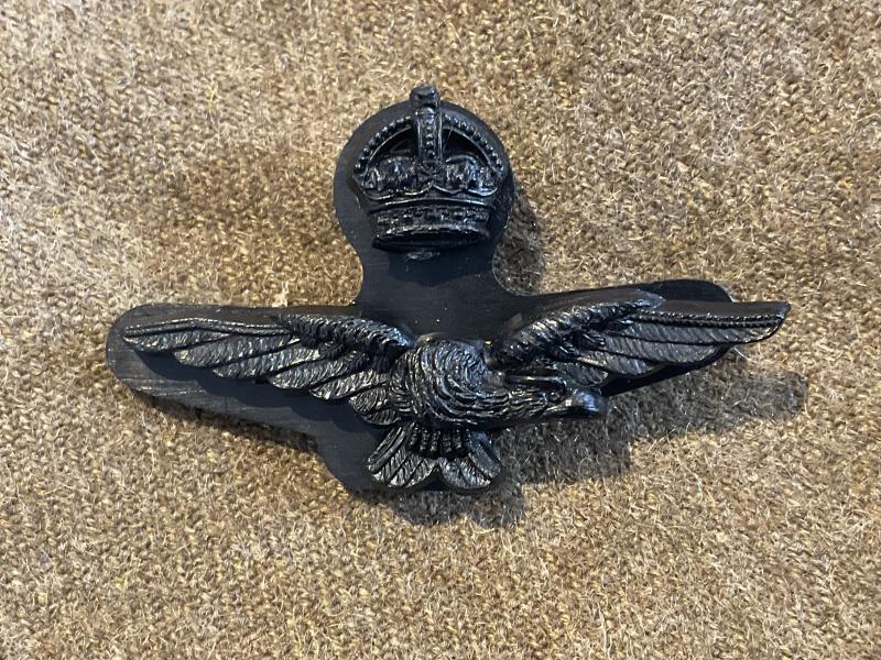 Gradia Militaria - WW2 R.A.F economy plastic officers side cap badge.