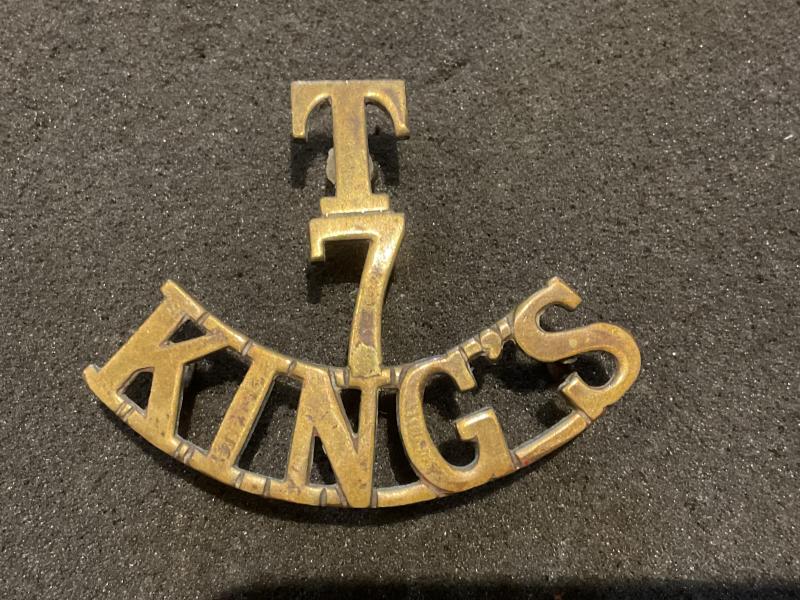 Gradia Militaria - WW1 7/T KINGS brass other ranks shoulder title.