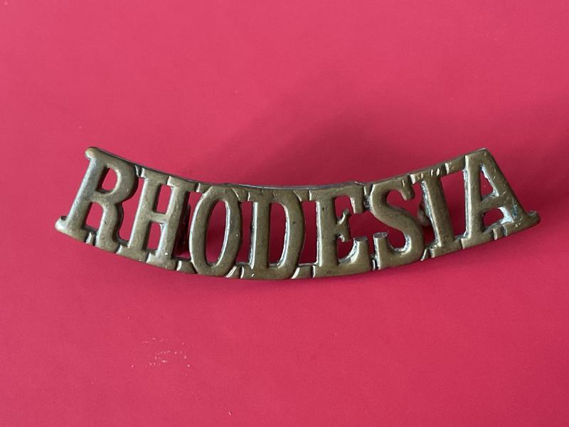 Gradia Militaria - WW2 RHODESIA brass nationality shoulder title.