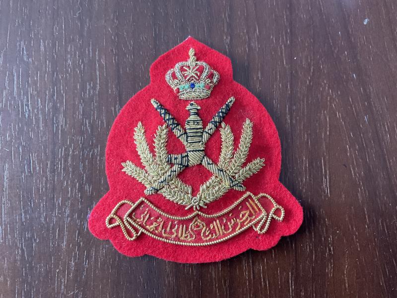 Gradia Militaria - Royal Guard of Oman padded bullion officers cap badge.