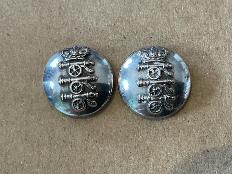 Gradia Militaria - Q.V.C Royal Artillery Volunteers officers field service cap buttons.