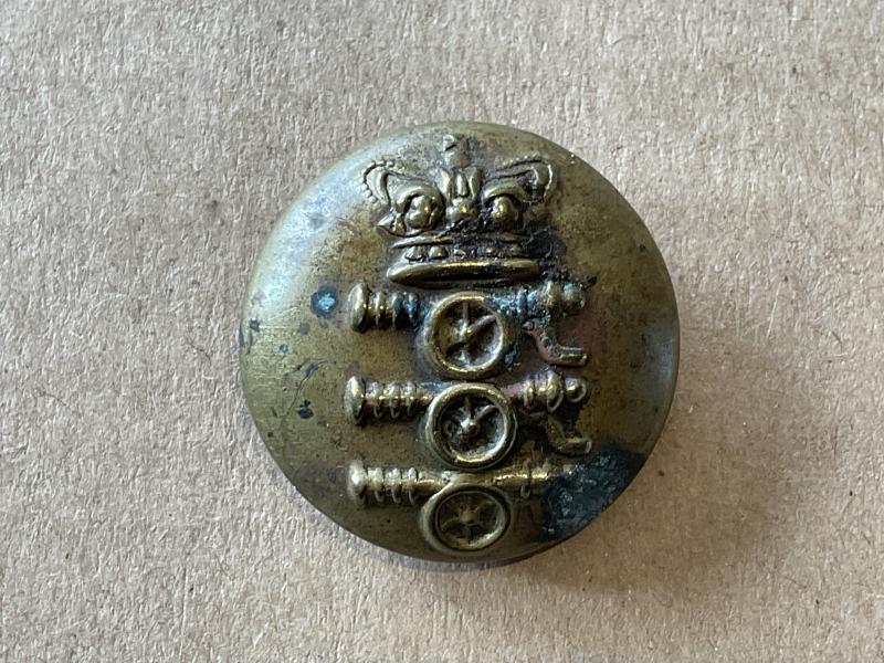 Gradia Militaria - Q.V.C brass ORs Royal Artillery button circa 1855-73.
