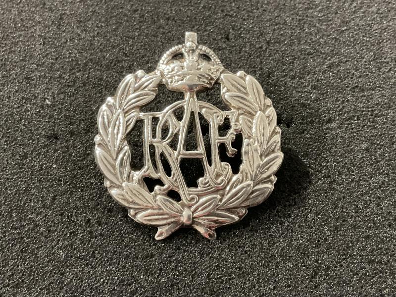 Gradia Militaria - WW2 White metal R.C.A.F other ranks cap badge.