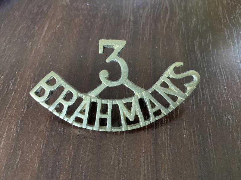 Gradia Militaria - Indian Army ; 3rd BRAHMANS brass shoulder title.