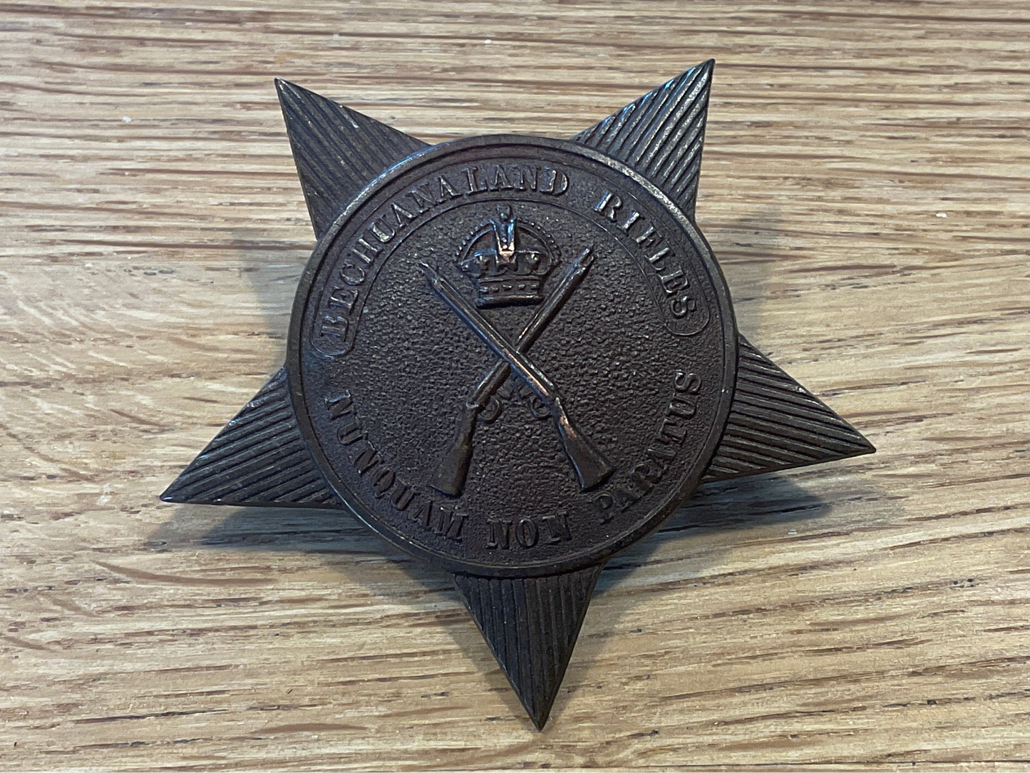 Gradia Militaria - Bechuanaland Rifles Slouch hat badges high quality, 1902-13