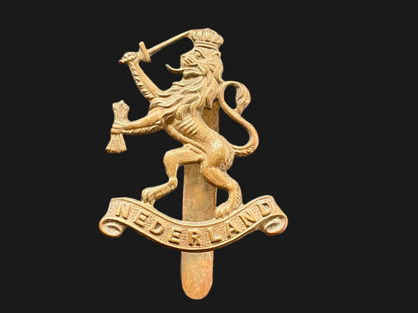Gradia Militaria - WW2 Free Nederland cap badge made by GAUNT, LONDON.