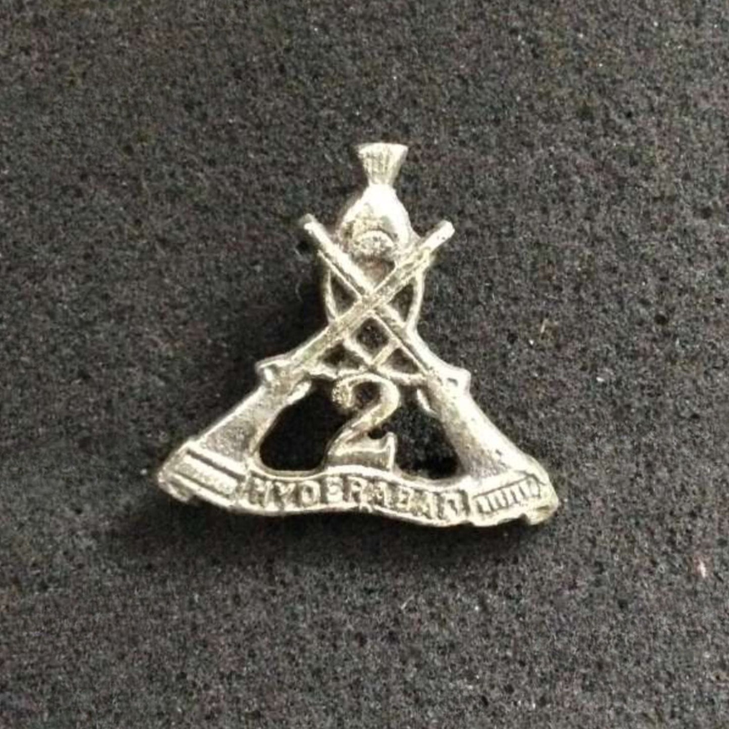 Gradia Militaria - 2nd Hyderabad Rifles / Regiment Cap Badge