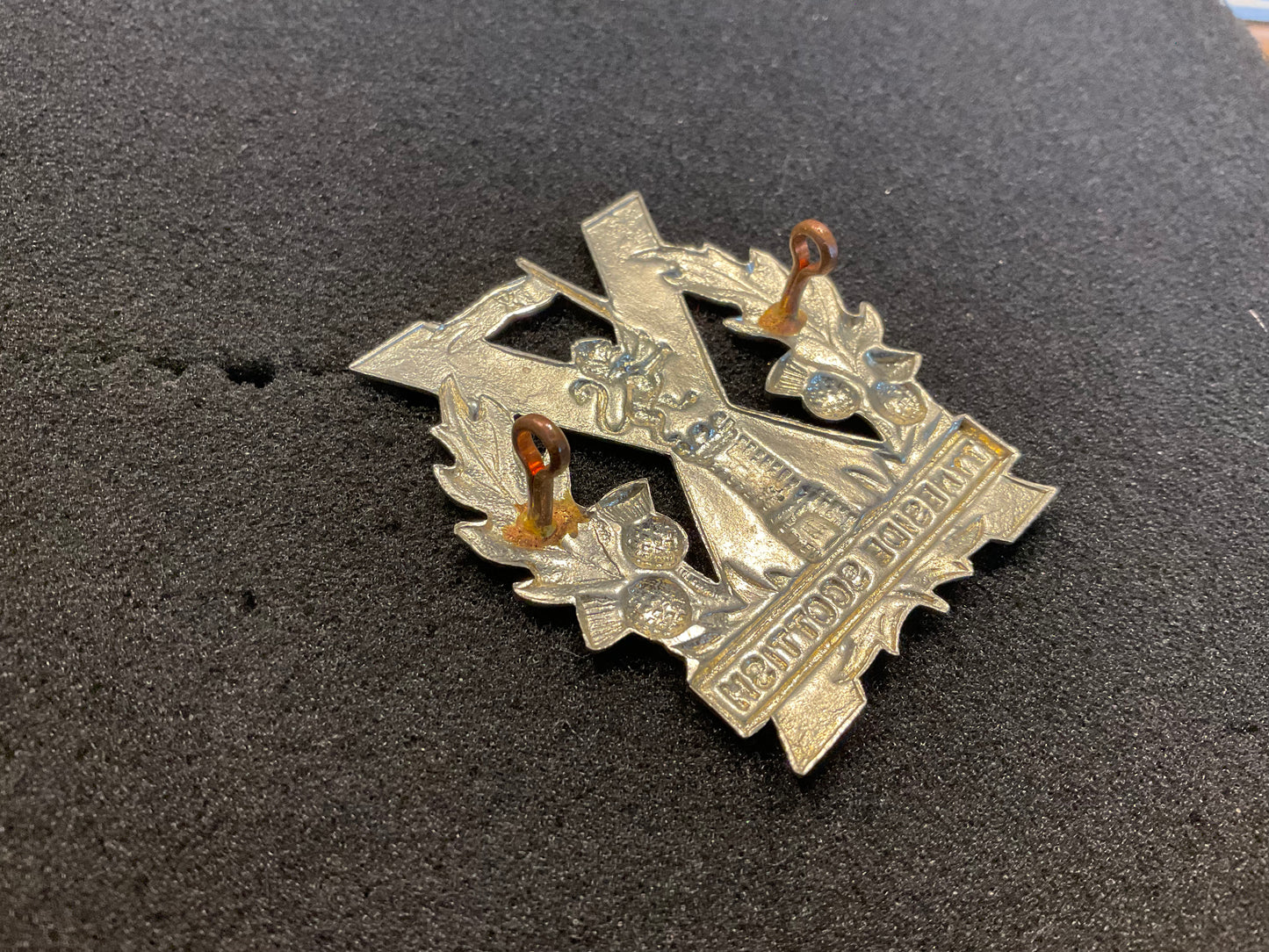 WW1 Tyneside Scottish glengarry badge, right leg raised.