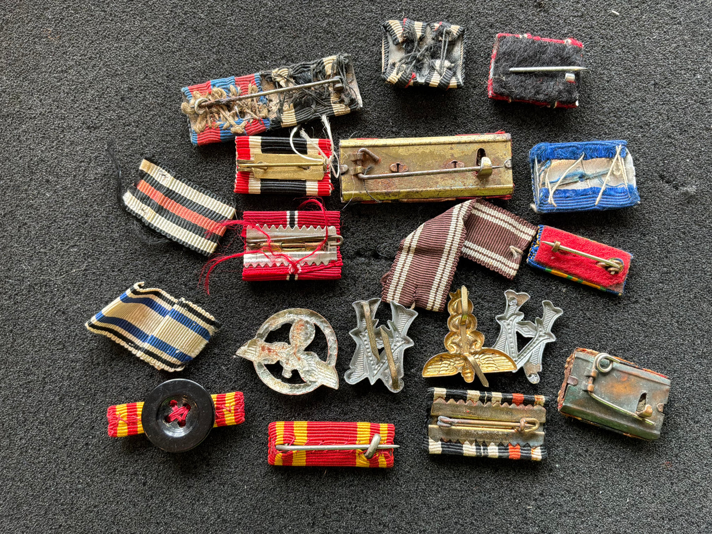 WW1/2 German medal bars, ribbon & shoulder letters.