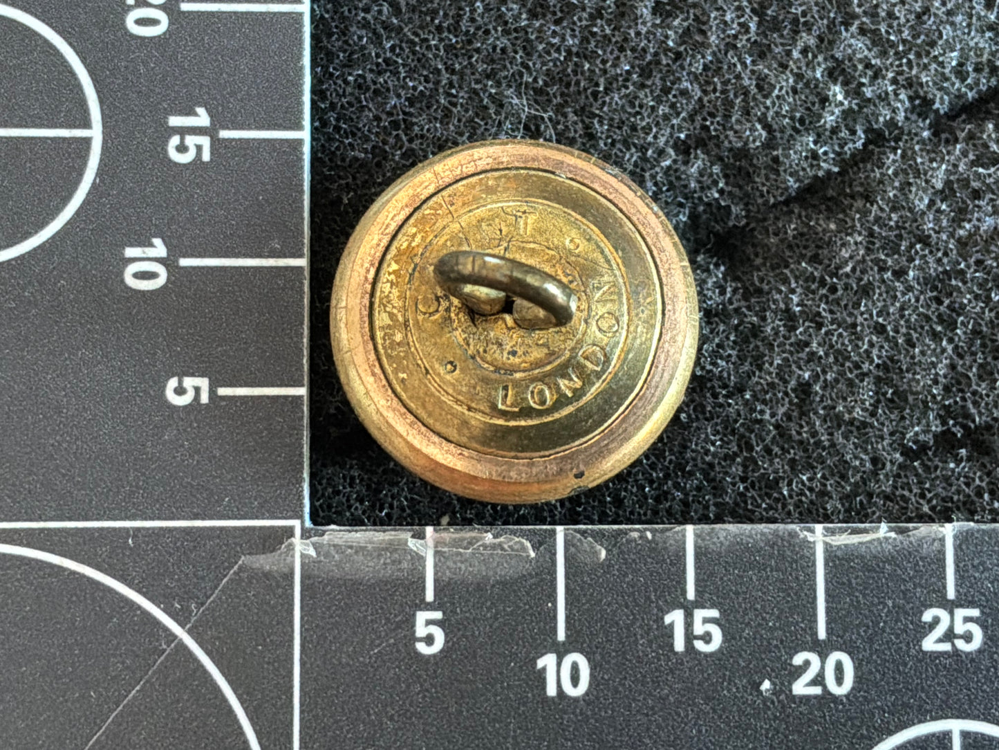 WW2 Free Polish senior officers gilt 15mm hat button by Gaunt London.