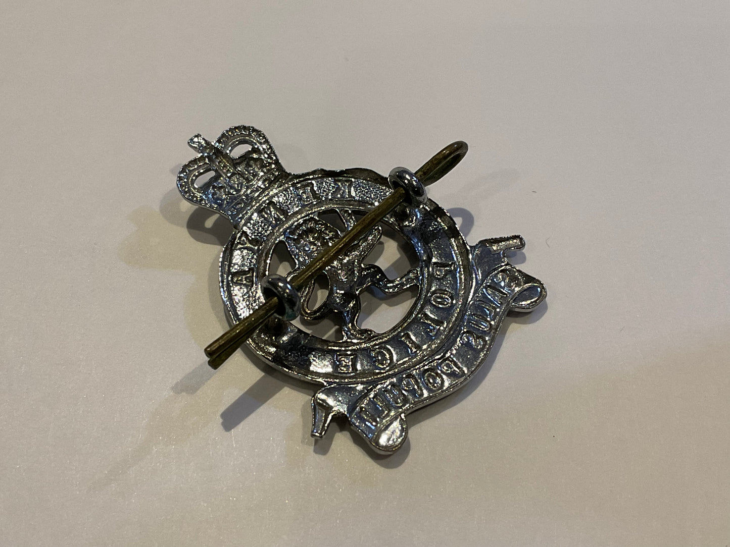 Post 1952 (Q/C) Kenya Police chrome metal cap badge.