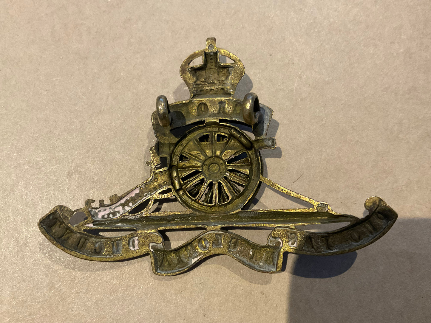 WW2 Ceylon Garrison Artillery brass cap badge