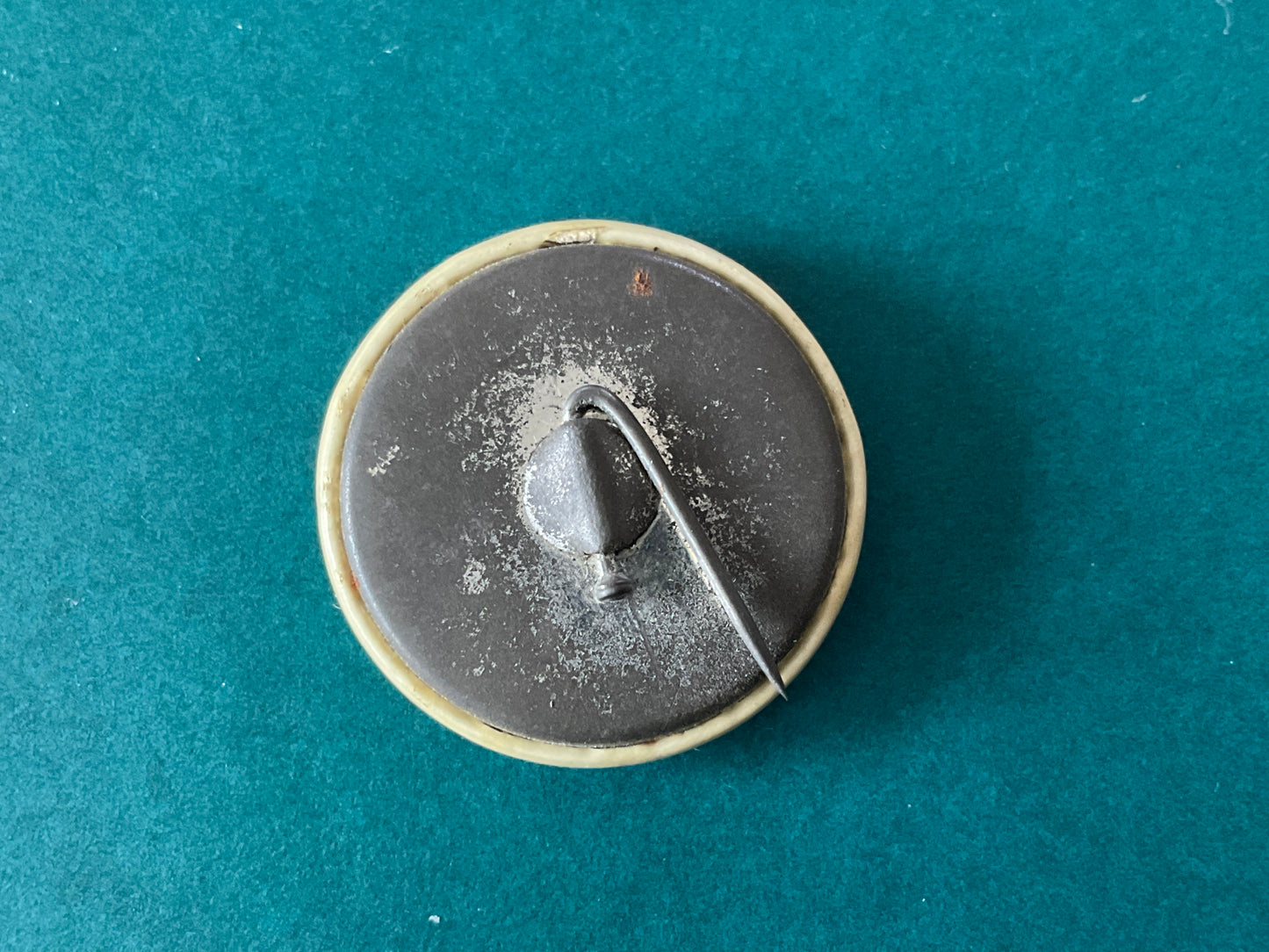 WW2 Churchills V For Victory Army Navy RAF Flags tin button badge.