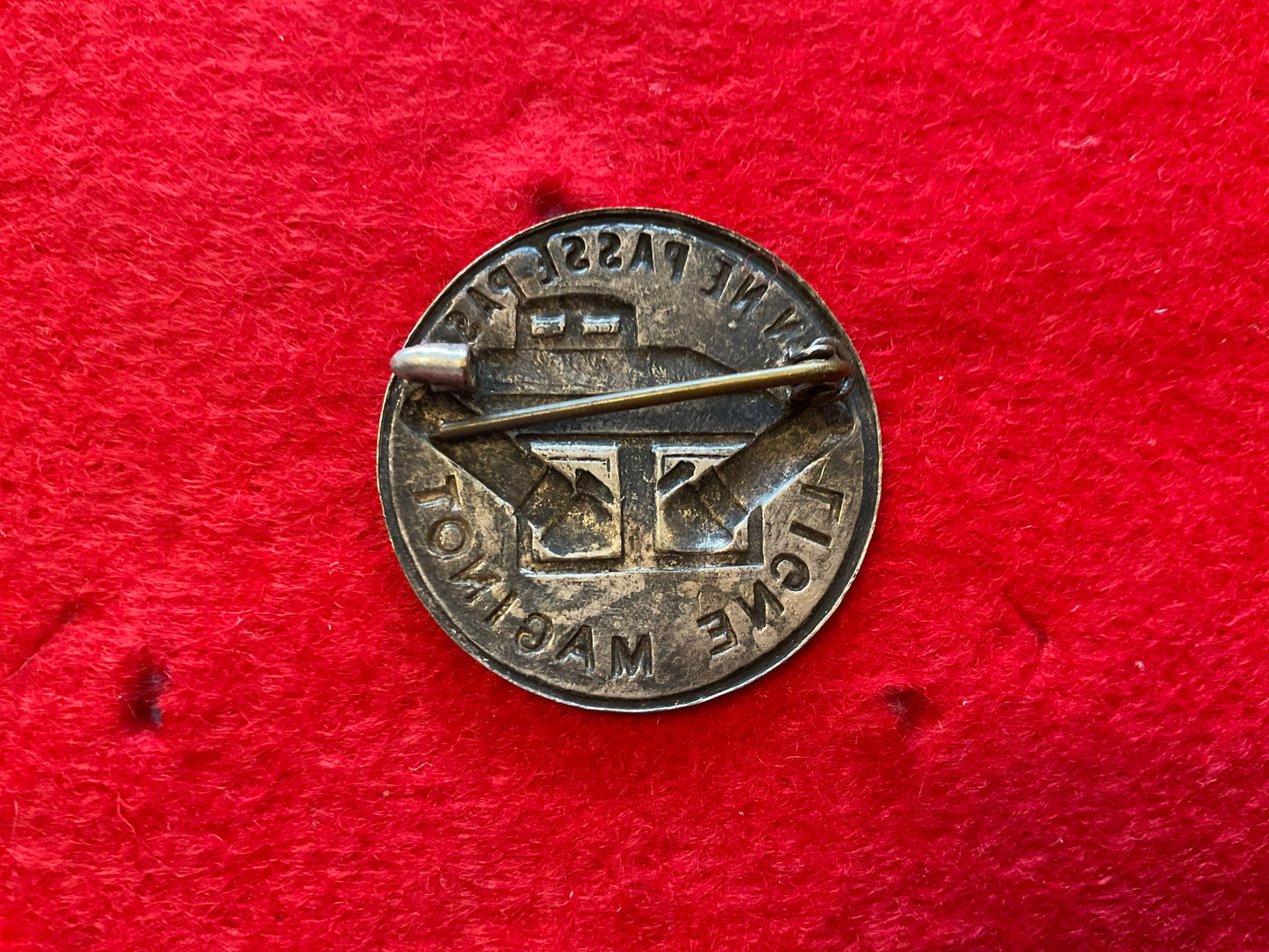 WW2 French Ligne Maginot beret/tunic badge, ‘ON NE PASSÉ PAS’