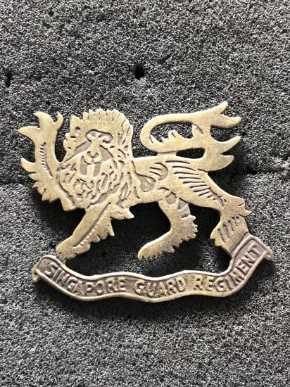 Singapore Guard Regt brass cap badge circa 1948-71