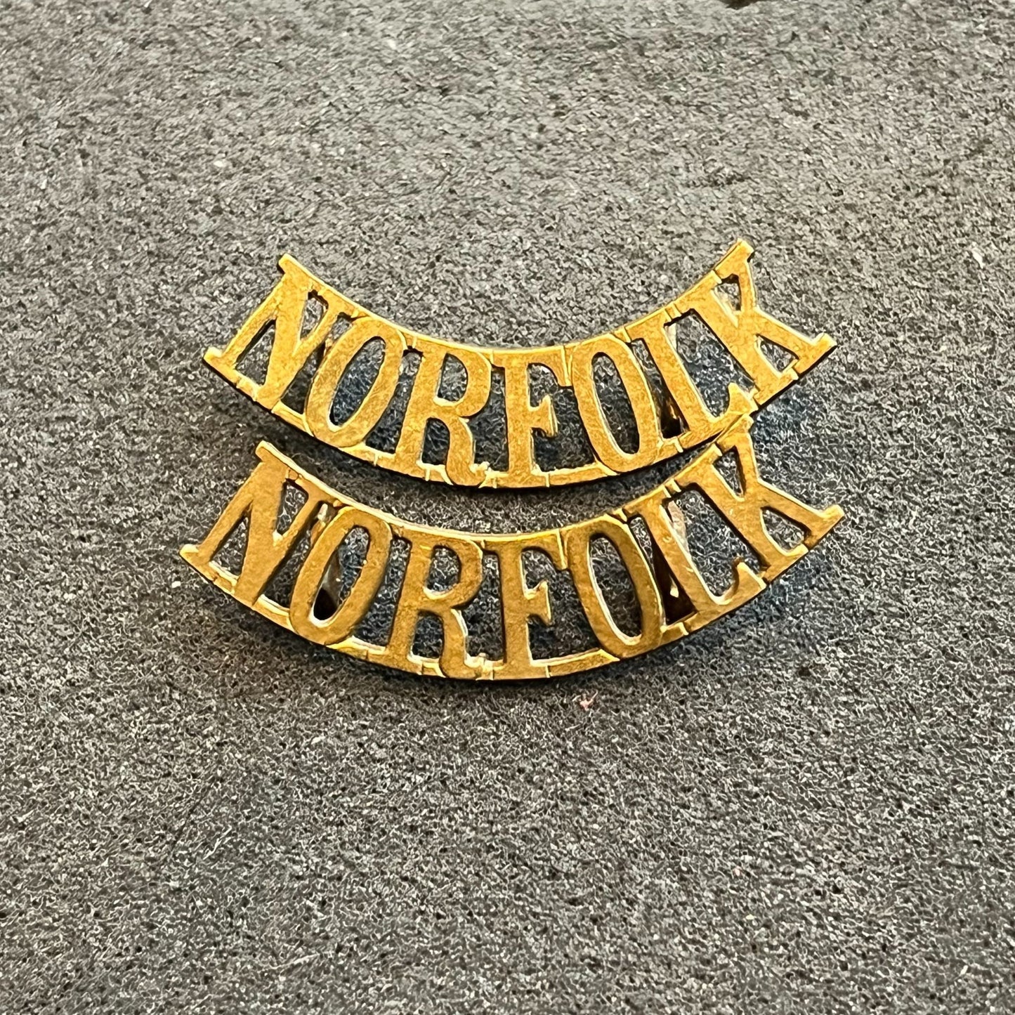 Gradia Militaria -  WW1 Norfolk Regiment Brass title