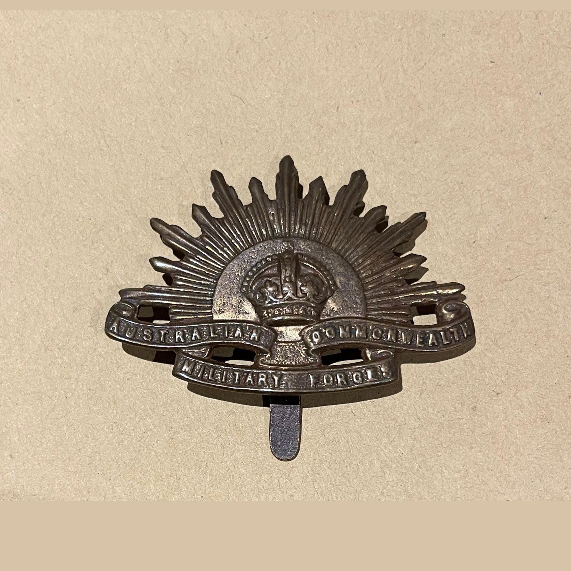 Gradia Militaria -  WW1 British made Australian Rising Sun cap badge, back