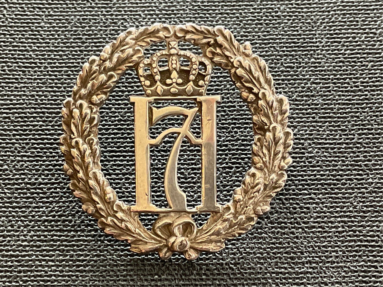 Gradia Militaria -  1942 hallmarked Free Norwegian Army cap badge
