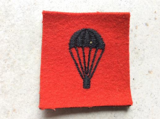 Gradia Militaria -  British Army Black on red Parachute course Sleeve badge
