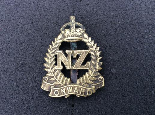 Gradia Militaria -  WW1/2 New Zealand General Service ONWARD Cap badge