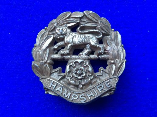 Gradia Militaria -  WW2 Hampshire Regiment economy Plastic Cap Badge