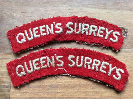 Gradia Militaria -  Pair of cloth QUEENS SURREYS Shoulder titles