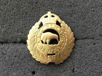 Gradia Militaria -  K/C New Zealand Regiment Brass Cap badge