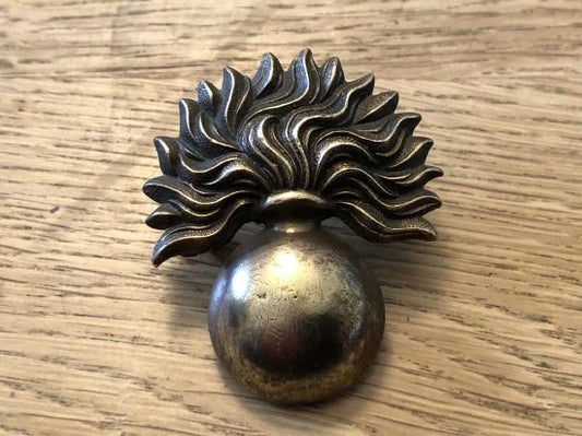 Gradia Militaria -  WW1/2 Grenadier Guards cap badge